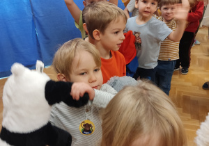 Dzieci pokazują pluszowe misie.