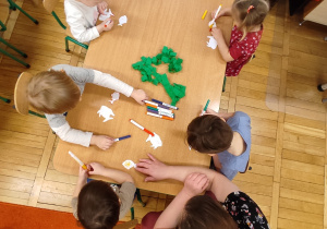 Dzieci malują flamastrami.