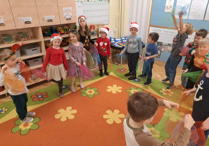 Dzieci oczekują Św. Mikołaja.