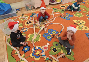Dzieci budują specjalne tory w prezencie Mikołajowi.