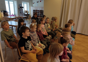 Dzieci wspólnie śpiewają utwory muzyczne.