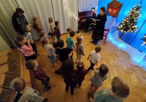 Dzieci tańczą do utworu "Gore gwazda Jezusowi".