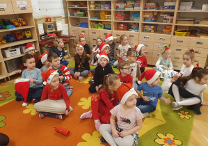Na zdjęciu wszystkie dzieci oczekują na przyjście Św. Mikołaja