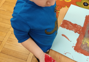 Malowanie dłoni dziecka.