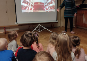 Dzieci oglądają operę.