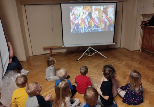 Dzieci oglądają występ w operze.