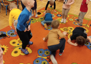 Dzieci tańczą swobodnie do utworu.