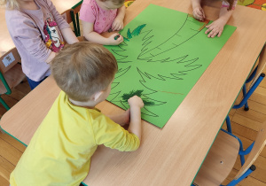 Dzieci wykonują palmę.