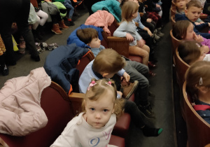 Dzieci siedzące na widowni.