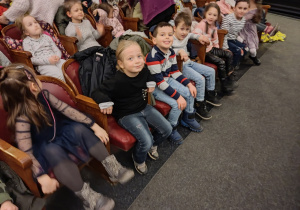 Dzieci siedzące na widowni.