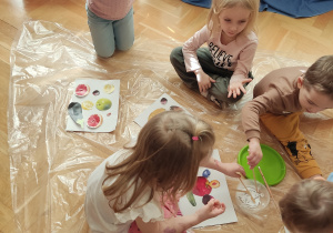 Dzieci wspólnie podziwiają swoje prace.