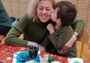 Chłopiec całuje swoją mamę.