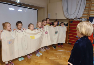 Na zdjęciu dzieci wcielają się w postaci z opery