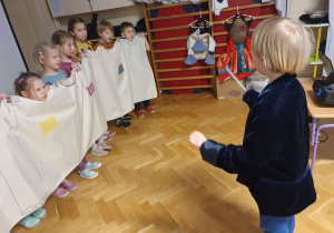 Na zdjęciu dzieci wcielają się w postaci z opery
