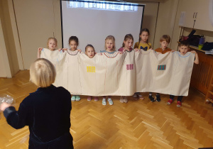 Na zdjęciu dzieci wcielają się w postaci z opery