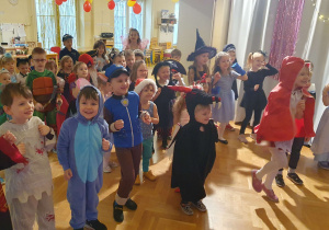 Na zdjęciu widać dzieci bawiące się na balu