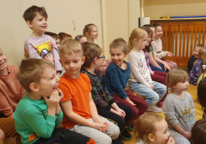 Na zdjęciu widać radosne twarze dzieci na widowni