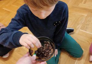 Chłopiec je czekoladę.
