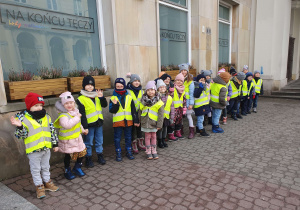 Na zdjęciu dzieci czekają na autokar, który zawiezie wszystkich do teatru