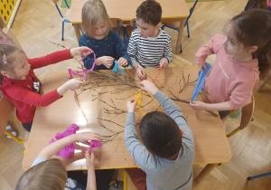 Na zdjęciu dzieci przygotowują "gaik"