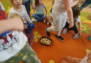 Na zdjęciu widać koszyk z jajkami do zabawy w poszukiwanie wielkanocnych pisanek