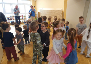 na zdjęciu dzieci tańczą w parach