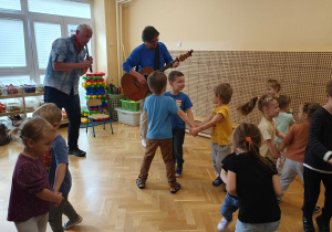 na zdjęciu dzieci tańczą dowolnie do muzyki