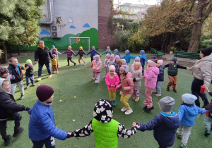 Zabawy ruchowe na świeżym powietrzu.