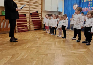 Występ najmłodszych dzieci w przedszkolu.