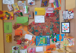 Zdjęcie przedstawia laurki zrobione z różnych materiałów z okazji urodzin przedszkola.