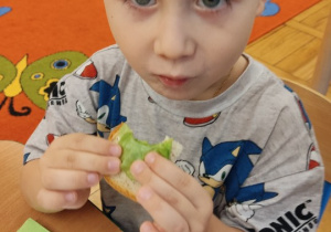 Chłopiec je kanapkę.