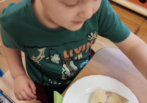 Chłopiec robi zdrową kanapkę.