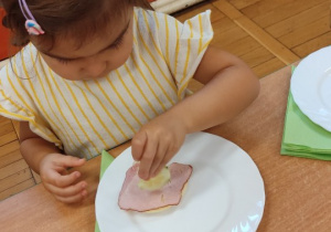 Dziewczynka robi zdrową kanapkę.