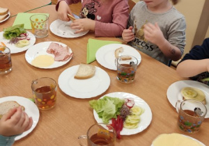 Dzieci robią same kanapki.