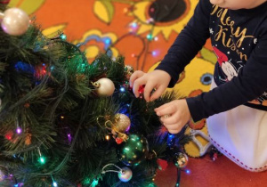Wspólne dekorowanie drzewka świątecznego.