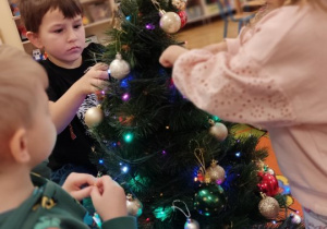 Wspólne dekorowanie drzewka świątecznego.