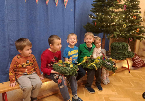 Ozdabianie świątecznych stroików.