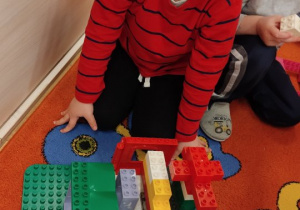 Chłopiec prezentuje budowlę.