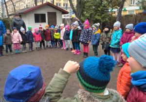 Dzieci śpiewają piosenkę o zimie