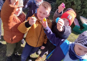 Dzieci znalazły czekoladowe jajeczko.