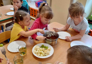 Maczanie owoców w czekoladzie.