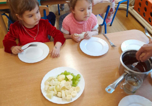 Maczanie owoców w czekoladzie.