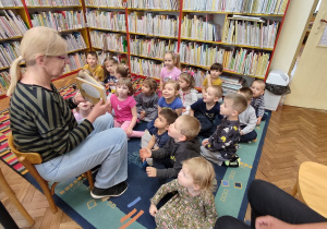 Dzieci słuchają bajki.