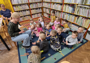 Dzieci oglądają obrazki w książce.