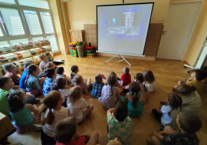 Przedszkolaki oglądają prezentację multimedialną.