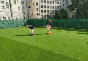 Dzieci ćwiczą z piłkami na przedszkolnym tarasie