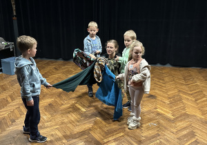 Druga grupa dzieci wciela się w role potworka za pomocą chust teatralnych
