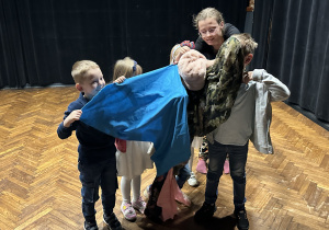 Trzecia grupa dzieci wciela się w role potworka za pomocą chust teatralnych