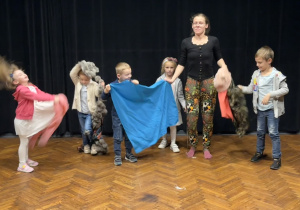 Trzecia grupa dzieci wciela się w role potworka za pomocą chust teatralnych