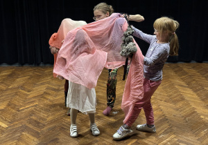 Czwarta grupa dzieci wciela się w role potworka za pomocą chust teatralnych